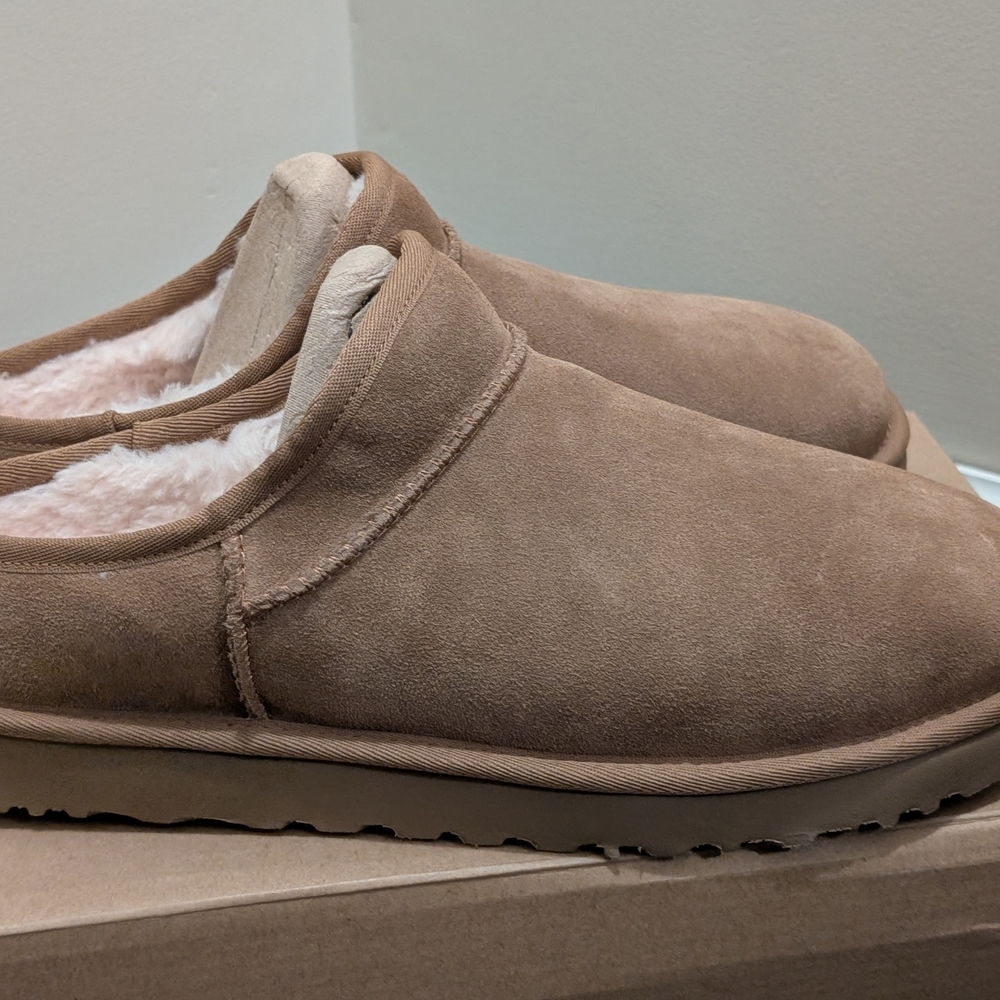 New UGG Women's Classic Slipper Size 11
